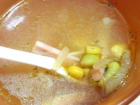 ベーコンと枝豆とコーンのコンソメスープ